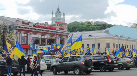 Автопробіг вирушив до маєтку Порошенка із вимогами