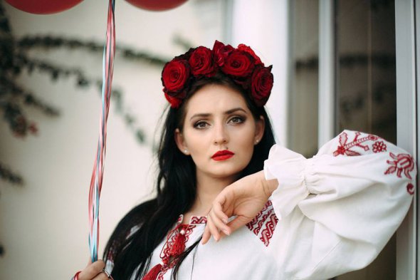  Украинский фотограф Нина Соловьева, которая два года живет в Кувейте, снимает землячек в национальной одежде на фоне колоритных мест страны
