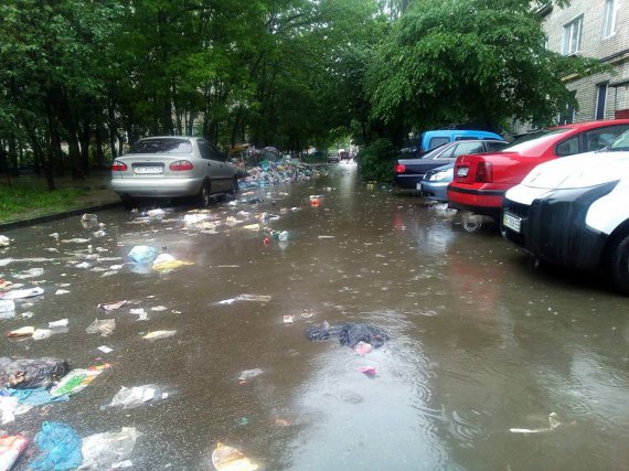 За потоком воды во Львове по улицам поплыл невывезенный мусор