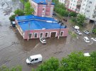 У Львові після того, як випав сильний дощ, затопило багато вулиць