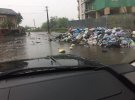 За потоком води у Львові по вулицях попливло невивезене сміття