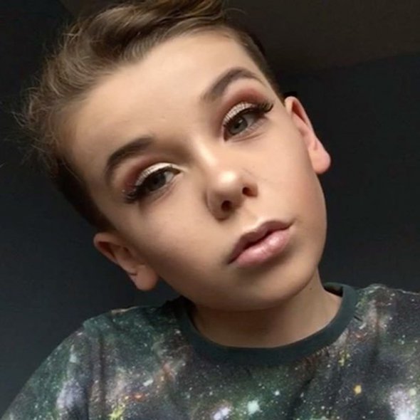 10-летний бьюти-блогер поразил мир своим макияжем