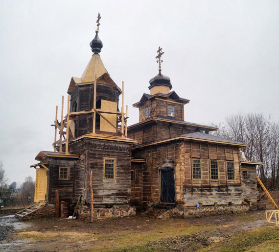 Церкву у селі Мала Ростівка Оратівського району на Вінниччині підняли із землі на фундамент, накрили дахом з банями, зробили підлогу, встановили вікна і двері