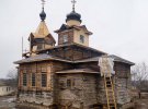 Церковь в селе Малая Ростовка Оратовского района Винницкой области подняли с земли на фундамент, накрыли крышей с куполами, сделали пол, установили окна и двери