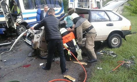 Водителя легковушки зажало внутри автомобиля