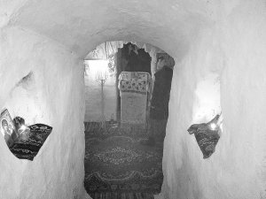 Ієромонах Агафор таємно правив у підземній церкві. Місцевий священик іноді там проводить служби