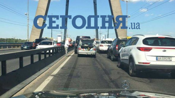 На мосту Фукса в Киеве образовалась пробка