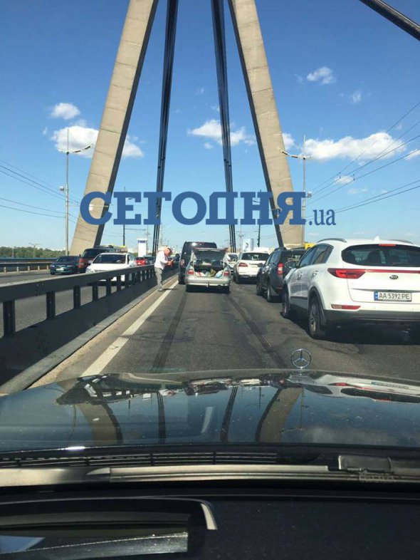 На мосту Фукса у Києві утворився затор