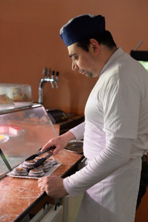 Італієць Карміне ді Костанцо готує солодощі за італійськими рецептами. Тістечко ”тірамісу” коштує 15 гривень