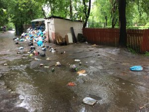 21 травня у Львові пройшла сильна злива. Випала третина місячної норми опадів. Вода рознесла вулицями сміття, яке комунальники не вивозять кілька тижнів