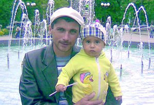 Решат Аметов із сином. Російські спецслужби викрали його, коли протестував проти референдуму в Криму