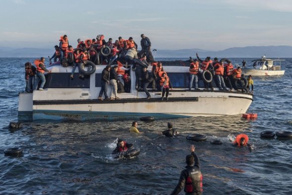 Двое украинцев случайно устроились работать на судно, которое перевозило беженцев