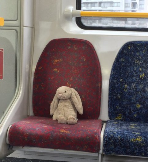 Плюшевая игрушка ждала хозяйку в метро