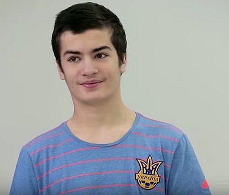 16-річний Михайло Порошенко одягнув футболку "Україна"