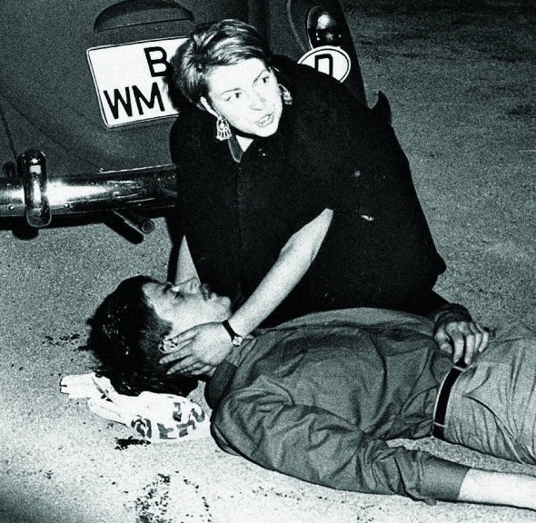 Активістка схилилася над смертельно пораненим студентом Бенно Онезоргом, Західний Берлін, 2 червня 1967 року