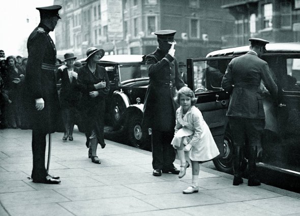 30 травня 1933-го біля виставкового центру ”Олімпія” в Лондоні принцеса Йоркська 7-річна Єлизавета підтягує шкарпетку. Через 20 років стане королевою Великої Британії