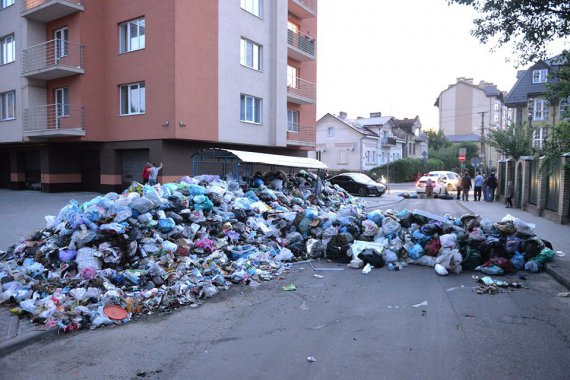 Таким чином львів’яни нагадали місцевій владі, що відходи попід їхніми вікнами давно не вивозили