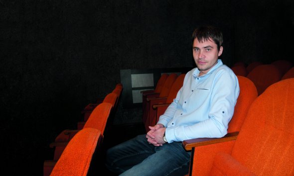 Сергій АКСЬОНОВ, 37 років, режисер. Народився 14 липня 1979 року в Харкові. Батько – майстер на заводі, мати – хімік у науковій лабораторії. Після восьмого класу вступив до художнього училища на спеціальність ”художник-оформлювач”. ”Подобалося малювати і хотілося швидше піти зі школи. З усіх предметів мав двійки”. Закінчив Харківський національний університет мистецтв за спеціальністю режисер театру. На базі Харківського дому акторів створив із друзями театр ”Може бути”. Поставили дев’ять вистав, серед них – ”Молоді люди”, ”104 сторінки про кохання”, ”Візит”, ”Злочин і покарання”, ”Імперія ангелів”. Навчався на Вищих режисерських курсах у Москві. Дипломною роботою став повнометражний ігровий фільм. ”Я вихований на радянській кінокласиці. Мої кумири в кіно – Данелія, Рязанов, Фелліні”. Улюблений письменник – Михайло Булгаков. Остання прочитана книжка – ”Життя в борг” Еріха Марії Ремарка. Живе в Харкові. Лягає спати після півночі. Двічі на тиждень ходить у тренажерний зал і басейн. Дружина 31-річна Юлія – актриса. Має на 7 років молодшого брата Андрія. Він працює кінооператором у Лос-Анджелесі, США
