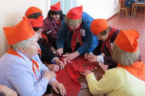 День пионерии провели в Луганске пенсионеры
