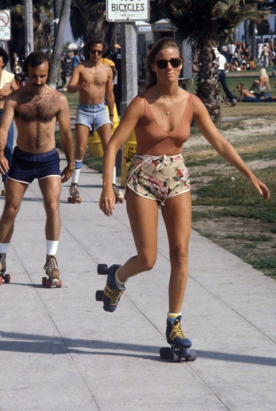 Модники с декады 1970-х в коротких шортах