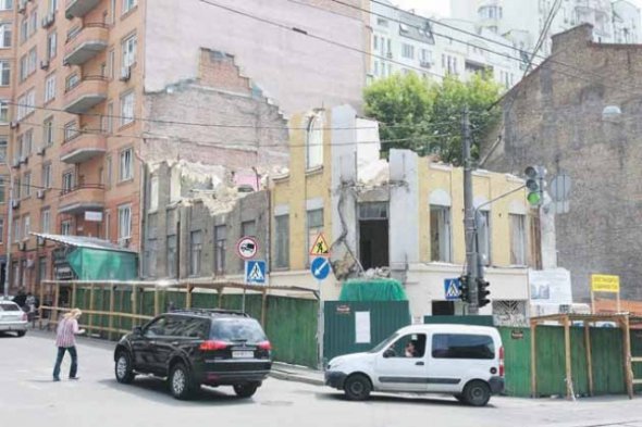 В Киеве снесли 100-летний дом