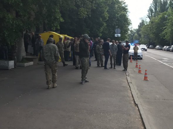 Приміщення Держслужби геології і надр України оточене громадськими активістами і правоохоронцями