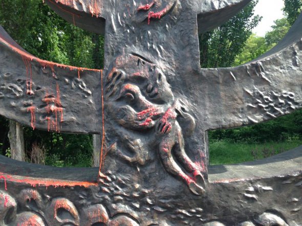 Памятник жертвам Холокоста облили красной краской