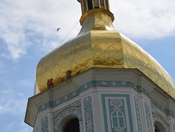 Купол ремонтують альпіністи