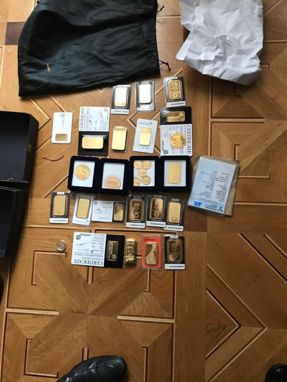У бывшего заместителя начальника Государственной налоговой службы Олега Низенко изъяли 2 килограмма золота