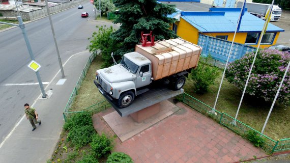 Раритетний КО-413 "Сміттєвоз" з 2004 року стоїть на постаменті біля прохідної комунального підприємства "Київпастранс"