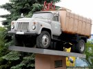 Мусоровоз сделан на базе грузовика Газ-53. Их выпускали серийно с октября 1961 по 1967 год. Это один из самых массовых грузовиков в Советском Союзе.