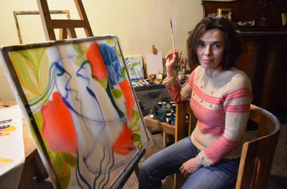 Художница Леся Квик разрисовывает шелковые ткани, занимается живописью и графикой
