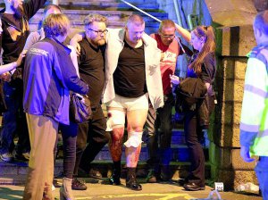 Люди розходяться після вибуху на стадіоні у Манчестері. У Великій Британії оголосили найвищий рівень загрози терактів
