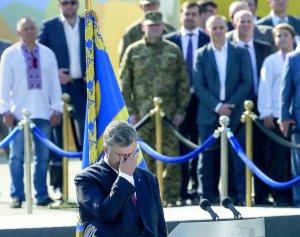 Президент Петро Порошенко приймає військовий парад до Дня Незалежності в центрі Києва 24 серпня 2015 року