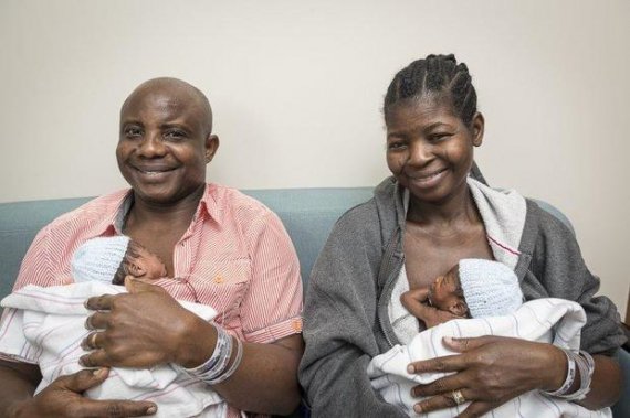 Адебо и Аджибола Тайво держат на руках двух из 6 своих детей