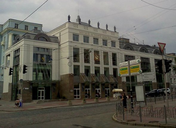 КМДА довго обіцяла зупинити скандальне будівництво, але потім вирішила передати споруду Музею історії Києва