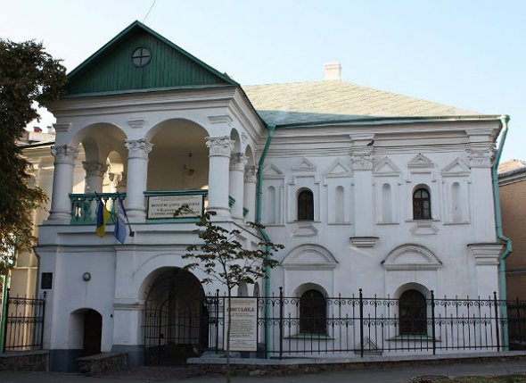 Так называемый "дом Петра I" на Подоле (на самом деле царь здесь никогда не бывал, здание - одна из немногих сохранившихся сооружений Киева времен Мазепы, перестроена по заказу магистрата в конце XVIII столетия). Первый приют Музея истории Киева