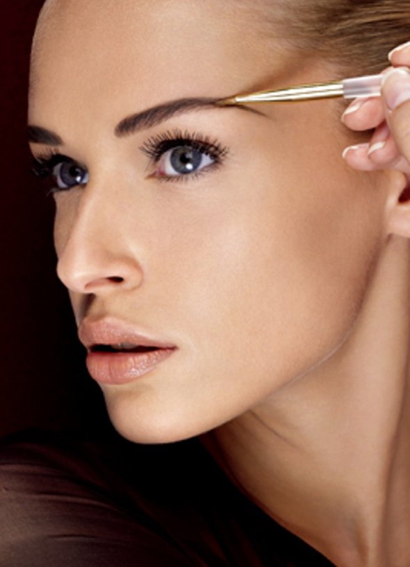 Ідеальні брови створюють за допомогою штампу