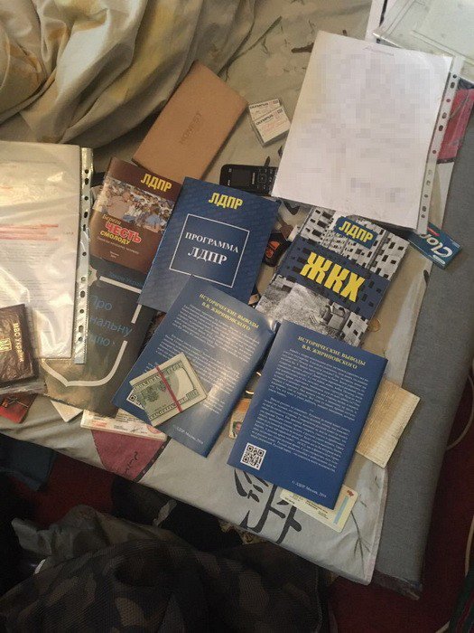 Банда використовувала підроблені документи, зовні схожі на посвідчення правоохоронців