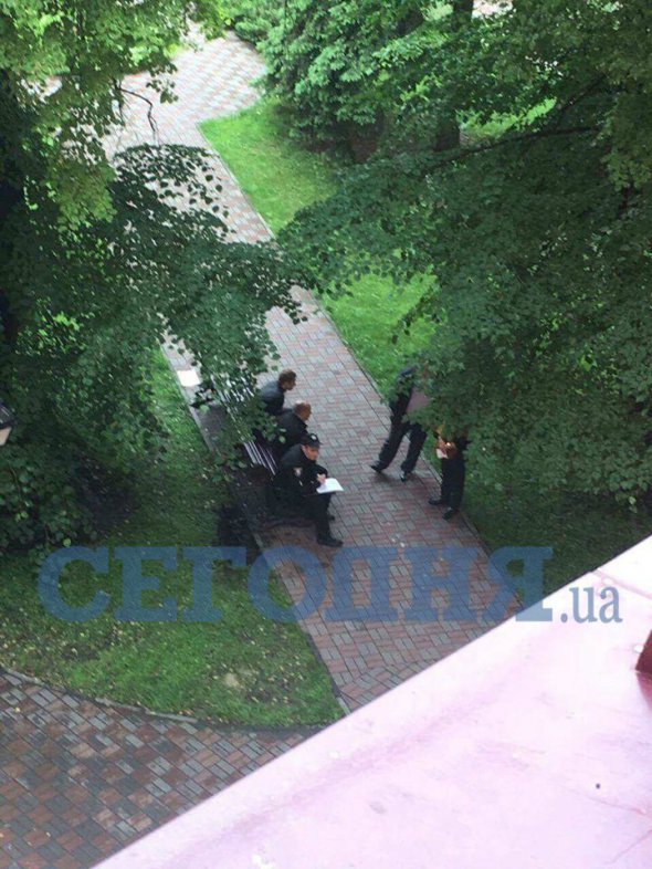 В Киеве из окна университета выбросился человек