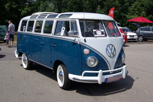 На базе T1 создавали автомобили скорой помощи и полицейские машины. Дизайн автомобиля выделялся огромным логотипом VW и разделенным на две части лобовым стеклом. 