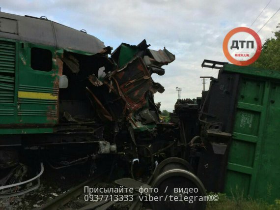 На Хмельнитчине столкнулись пассажирский поезд и локомотив. В вагонах поезда находилось 104 ребенка