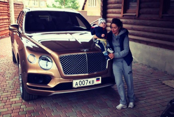 Один з найдорожчих позашляховиків у світі   Bentley Bentayga з номерами терористичної організації ДНР їздить у Донецьку