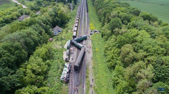 Аварія на залізниці: зіткнулися локомотив і пасажирський потяг