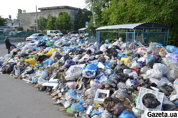 На багатьох вулицях за сміттям не видно контейнерів