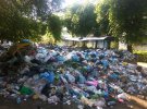 Жителей возмущает, когда жители других районов и даже сел свозят мусор им на свалки во дворах домов