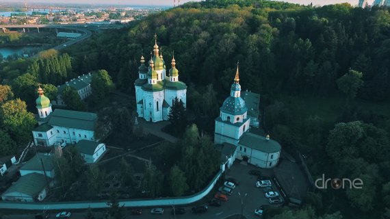 Монастир був заснований в 11 столітті між 1070 и 1077 роками князем Всеволодом – сином Ярослава Мудрого