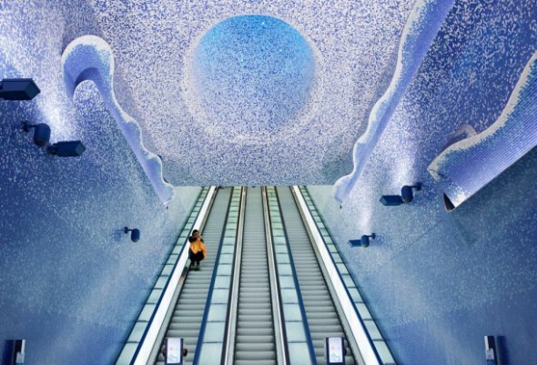 Эскалатор установлен на станции метро Толедо, в Неаполе - это туннель, расположенный на глубине 50 м.