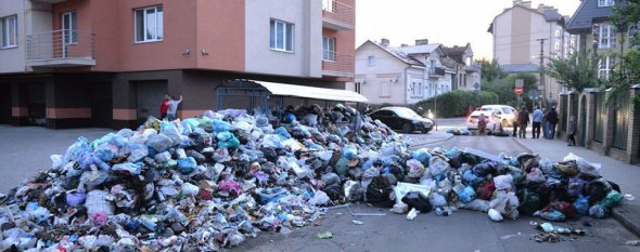 Українці вперше звели барикади зі сміття – головні події тижня
