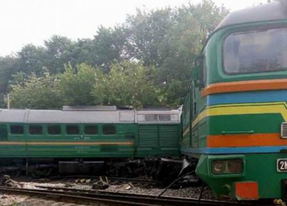 На станции Негин Хмельницкой области столкнулись товарный и пассажирский поезда. В пассажирском на экскурсию направлялись 104 ребенка. Виновными в столкновении признали машиниста локомотива и его помощника